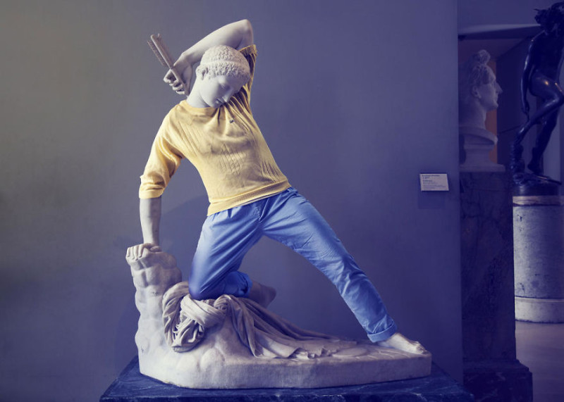 Фотография: Аполлон в Ray Ban: вторая часть нашумевшей серии одетых скульптур №13 - BigPicture.ru