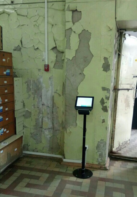 Фотография: Молодец, интернет! Соцсети высмеяли омское отделение почты, и его мигом отремонтировали №2 - BigPicture.ru