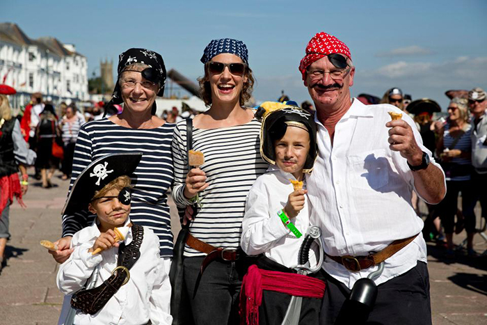 Фотография: Якорь им в глотку: пьяные пираты помешали британскому городу установить мировой рекорд №7 - BigPicture.ru