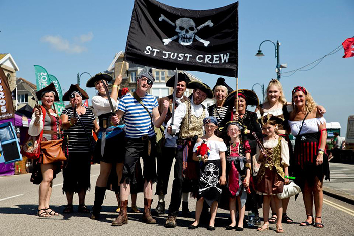 Фотография: Якорь им в глотку: пьяные пираты помешали британскому городу установить мировой рекорд №3 - BigPicture.ru