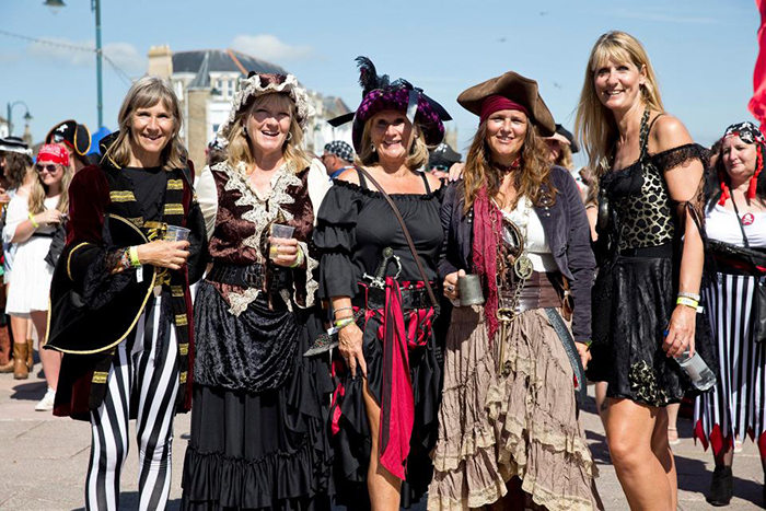 Фотография: Якорь им в глотку: пьяные пираты помешали британскому городу установить мировой рекорд №6 - BigPicture.ru