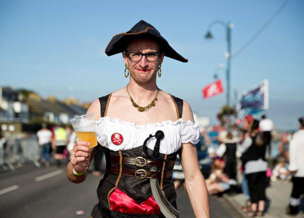 Якорь им в глотку: пьяные пираты помешали британскому городу установить мировой рекорд