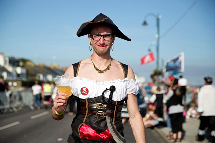 Фотография: Якорь им в глотку: пьяные пираты помешали британскому городу установить мировой рекорд №1 - BigPicture.ru