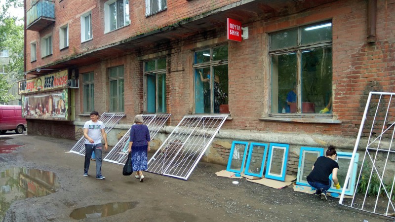 Фотография: Молодец, интернет! Соцсети высмеяли омское отделение почты, и его мигом отремонтировали №4 - BigPicture.ru