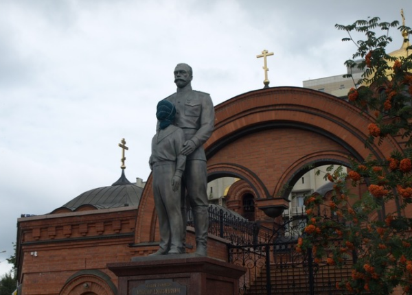 В Новосибирске мужчина с топором атаковал памятник Николаю II