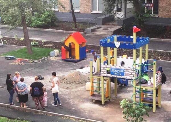 Лето строгого режима: в Москве появилась детская площадка в виде полицейского участка