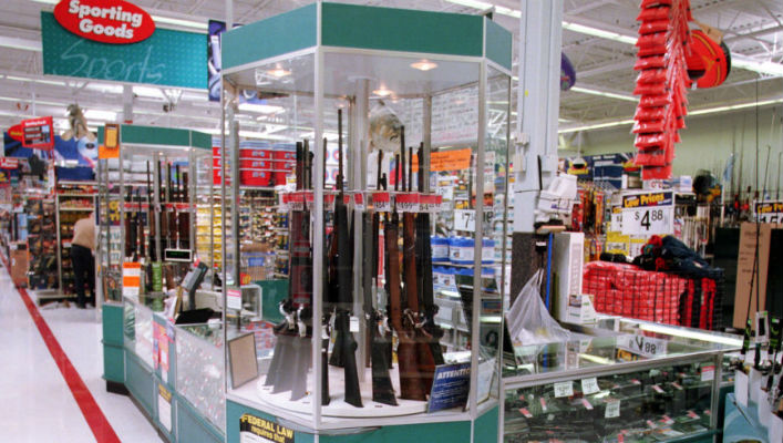 Фотография: В США над стендом с ружьями повесили плакат 