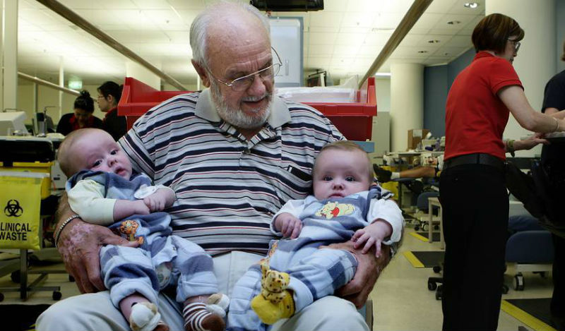 Фотография: Человек с золотой кровью: как австралиец спас жизни двух миллионов младенцев №1 - BigPicture.ru