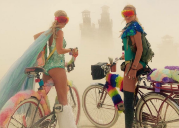 За пределами реальности: первые фото с фестиваля Burning Man 2017