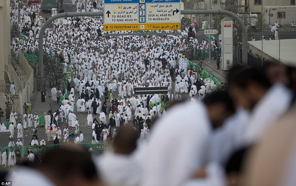 Фотография: Два миллиона мусульман собрались на горе Арафат для кульминации хаджа №10 - BigPicture.ru