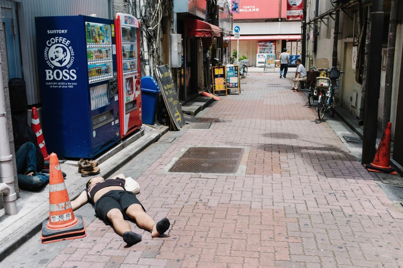 Фотография: Просто устал: почему лежащие на улицах пьяные японцы никого не смущают №11 - BigPicture.ru