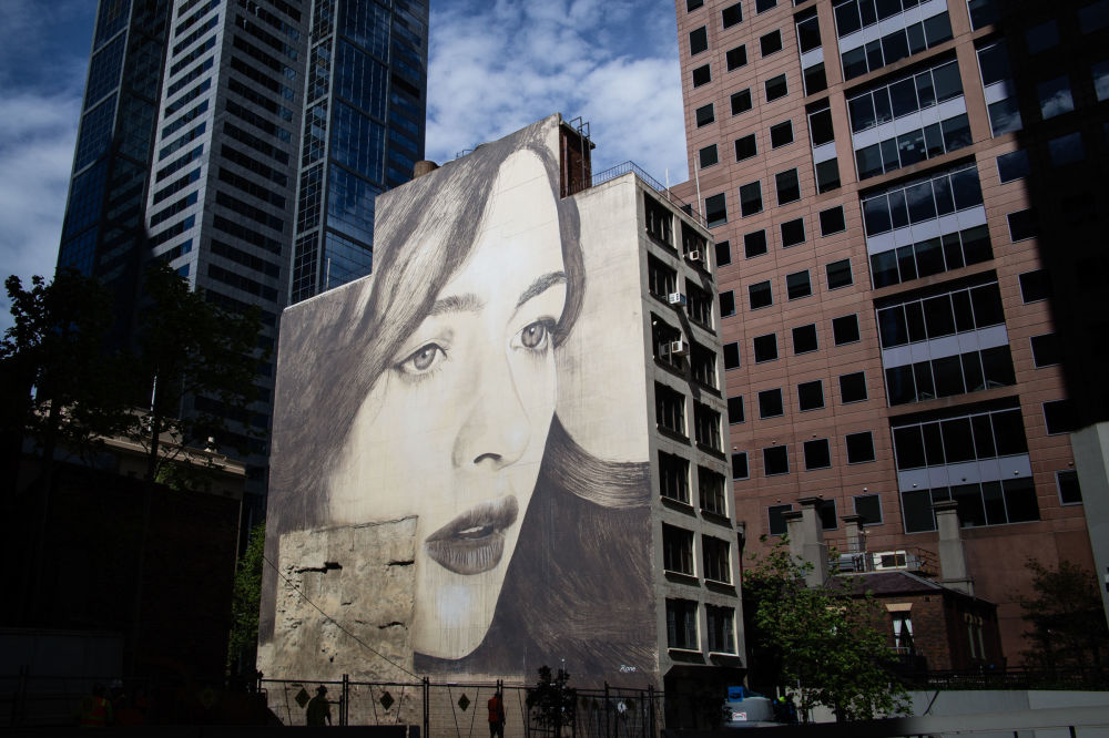 Художник создает невероятные работы на стенах заброшенных зданий. Фото