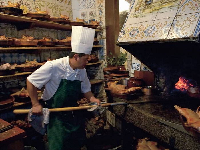 Фотография: Собрино де Ботин: самый старый ресторан в Европе, который любил Хемингуэй и где в молодости подрабатывал Гойя №1 - BigPicture.ru