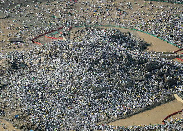 Два миллиона мусульман собрались на горе Арафат для кульминации хаджа