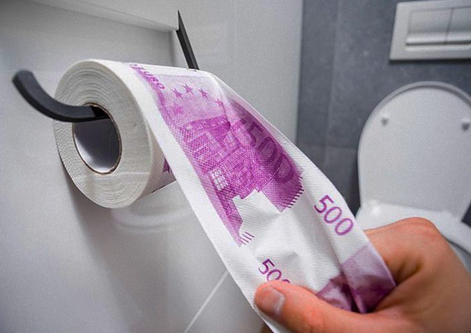 Фотография: Грязные деньги: туалеты трех ресторанов и одного банка Женевы засорились купюрами по 500 евро №4 - BigPicture.ru