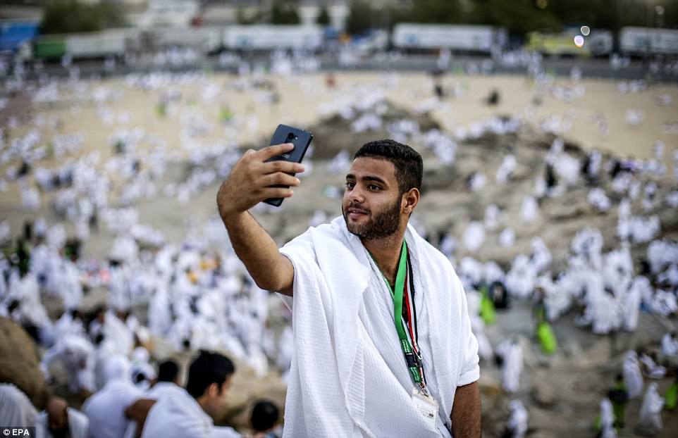 Фотография: Два миллиона мусульман собрались на горе Арафат для кульминации хаджа №12 - BigPicture.ru