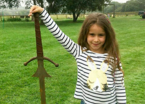 Да здравствует королева: семилетняя британка нашла в озере «меч короля Артура»