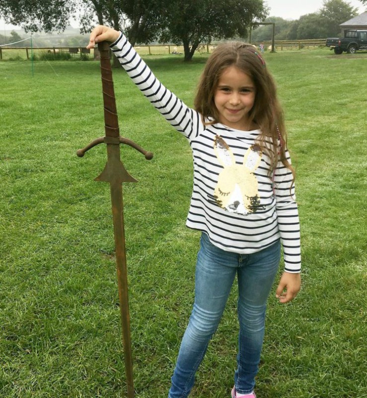 Фотография: Да здравствует королева: семилетняя британка нашла в озере 