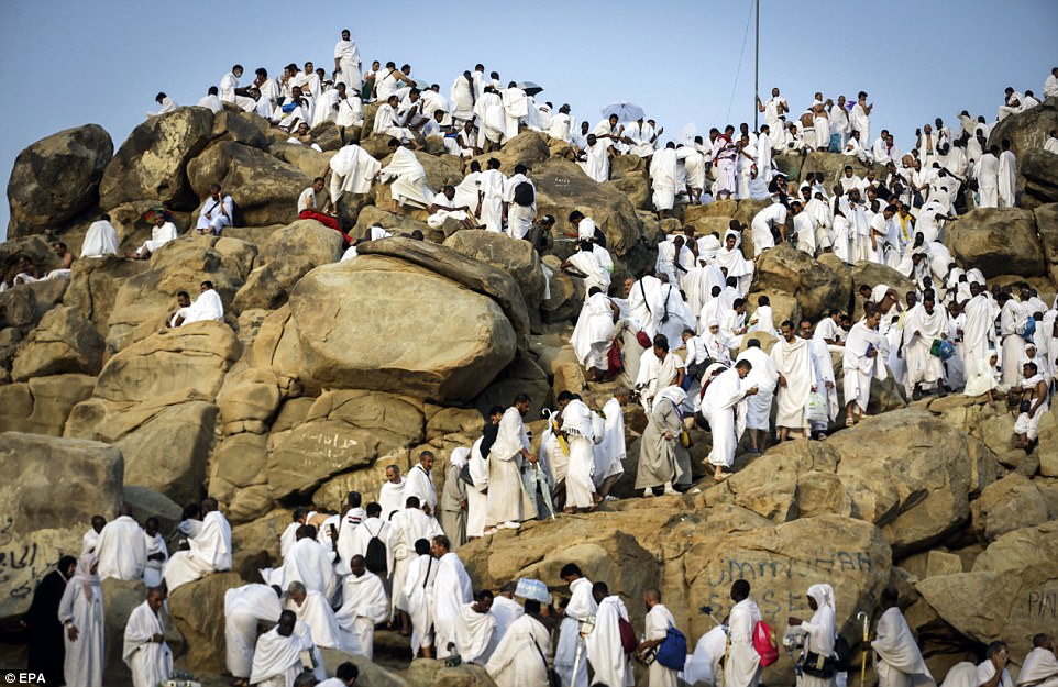Фотография: Два миллиона мусульман собрались на горе Арафат для кульминации хаджа №13 - BigPicture.ru