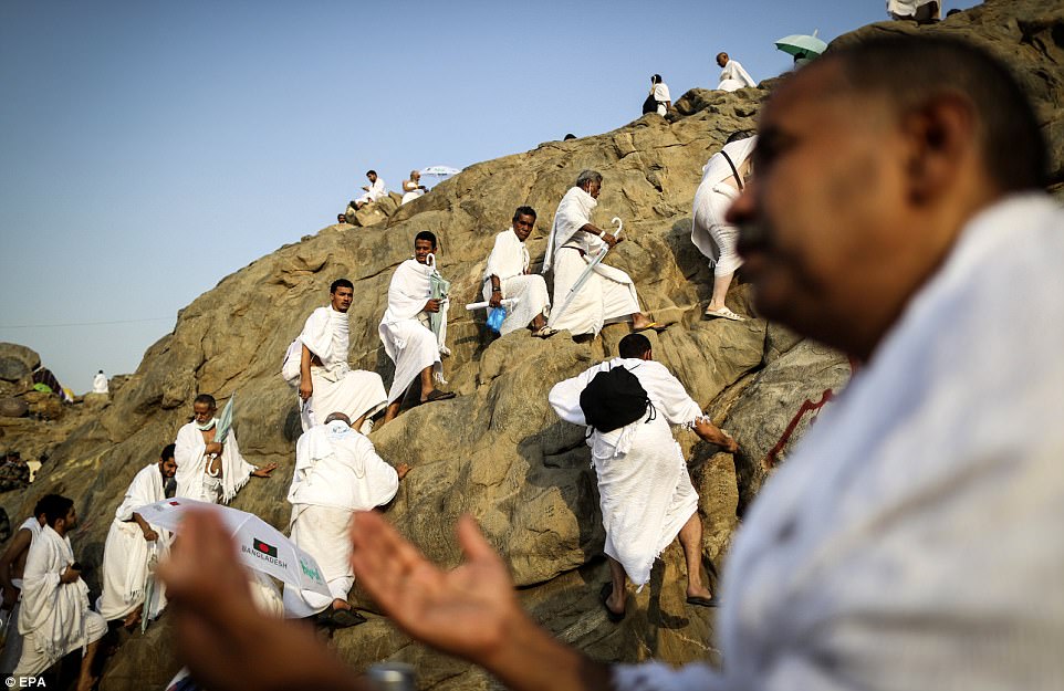 Фотография: Два миллиона мусульман собрались на горе Арафат для кульминации хаджа №16 - BigPicture.ru