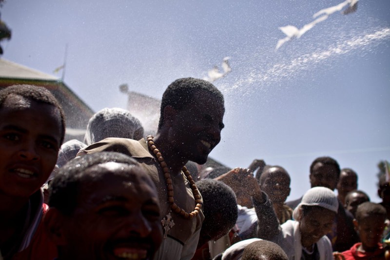 Фотография: Пражский фотограф снял обряд экзорцизма в Эфиопии №19 - BigPicture.ru