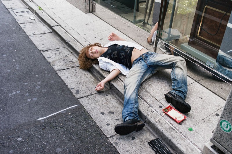 Фотография: Просто устал: почему лежащие на улицах пьяные японцы никого не смущают №2 - BigPicture.ru