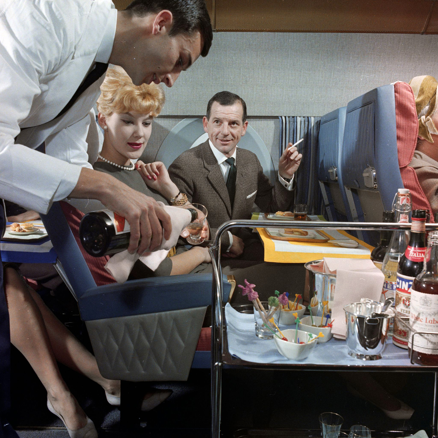 Фотография: Как выглядел бизнес-класс швейцарской авиакомпании в 60-е №11 - BigPicture.ru