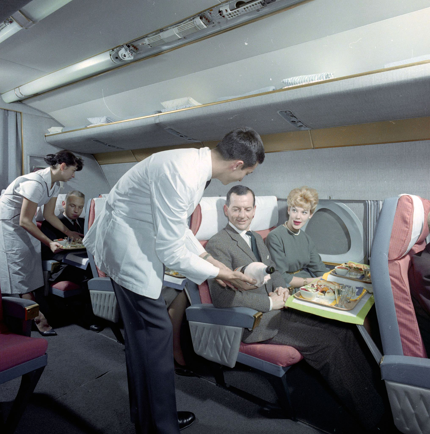 Фотография: Как выглядел бизнес-класс швейцарской авиакомпании в 60-е №7 - BigPicture.ru
