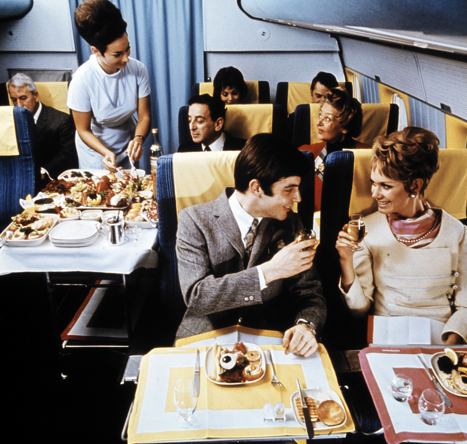 Фотография: Как выглядел бизнес-класс швейцарской авиакомпании в 60-е №15 - BigPicture.ru