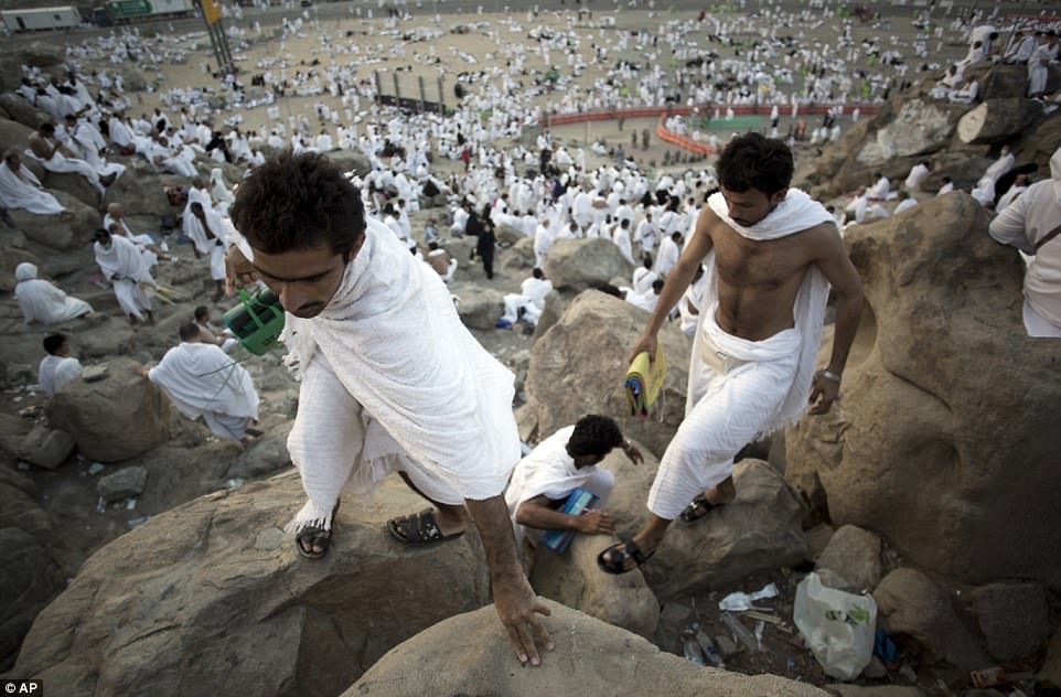 Фотография: Два миллиона мусульман собрались на горе Арафат для кульминации хаджа №2 - BigPicture.ru