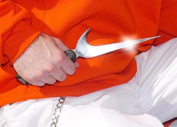 Nike в печень, спортсмен не вечен: художник превратил логотипы в оружие