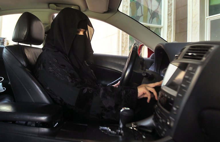 Фотография: Женщины в Саудовской Аравии теперь у руля №3 - BigPicture.ru