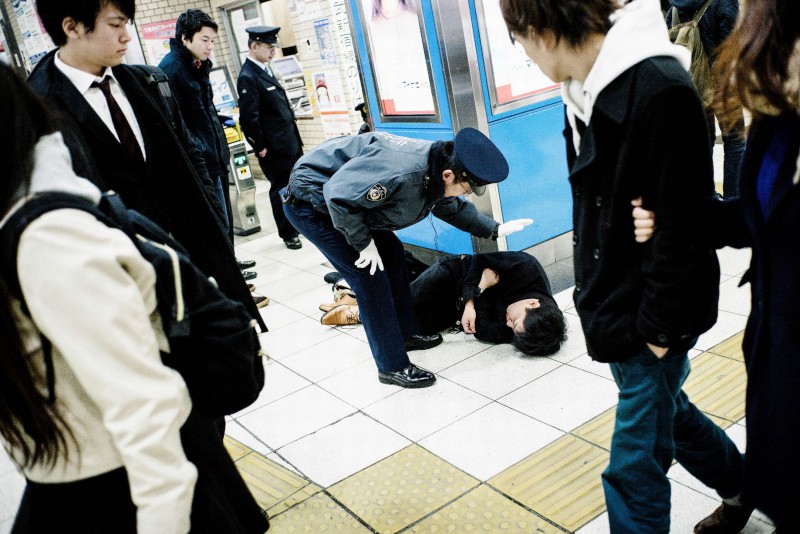 Фотография: Просто устал: почему лежащие на улицах пьяные японцы никого не смущают №3 - BigPicture.ru