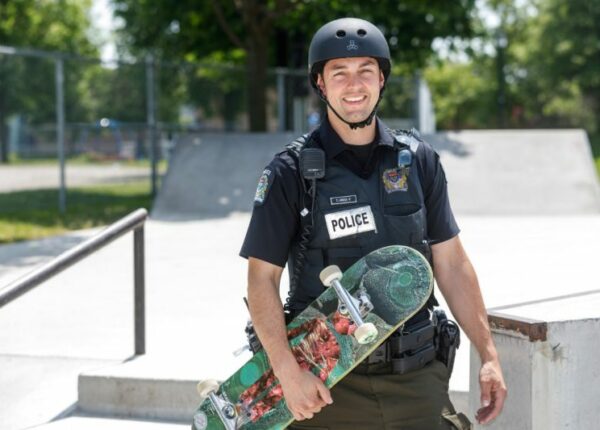 Значок, пистолет, кобура и доска: первый в Канаде полицейский — скейтбордист