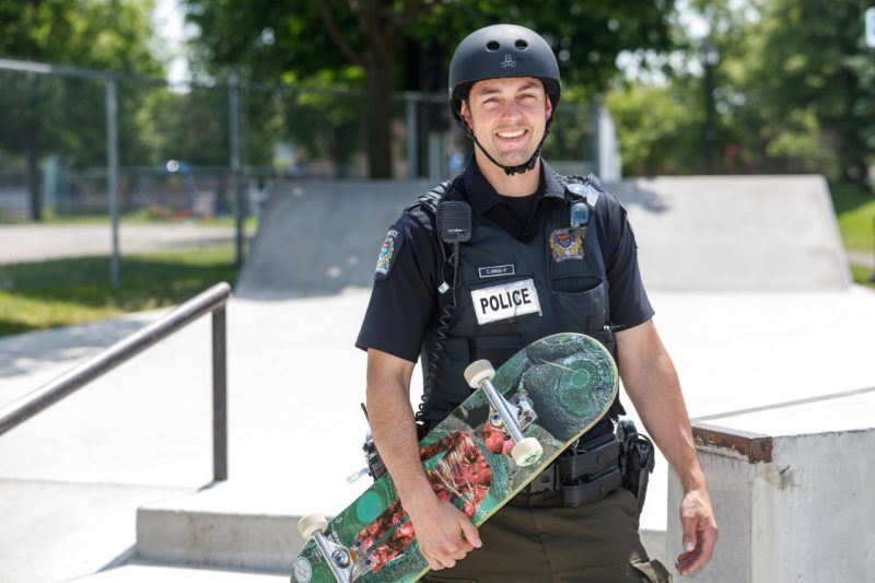 Фотография: Значок, пистолет, кобура и доска: первый в Канаде полицейский - скейтбордист №3 - BigPicture.ru