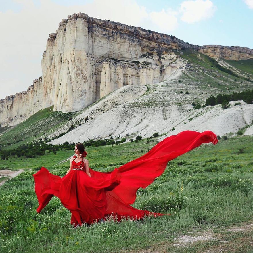 Фотография: Мир под юбкой: российская путешественница покорила инстаграм фотографиями в воздушных платьях №25 - BigPicture.ru