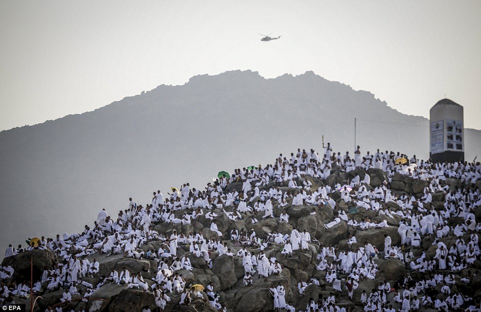 Фотография: Два миллиона мусульман собрались на горе Арафат для кульминации хаджа №3 - BigPicture.ru
