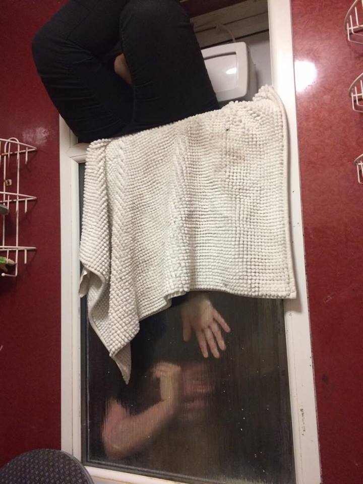 Фотография: Неработающий туалет, узкий оконный проем и море позора: худшее свидание с девушкой из Tinder №4 - BigPicture.ru