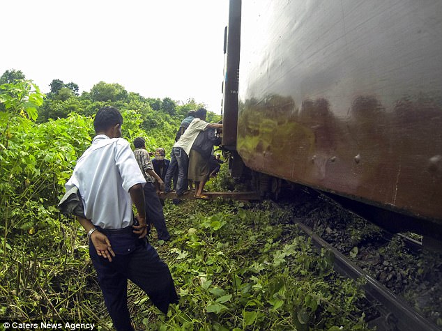 Фотография: О, счастливчик: британский турист чуть не умер на Эвересте, а в Мьянме его поезд сошел с рельсов №9 - BigPicture.ru