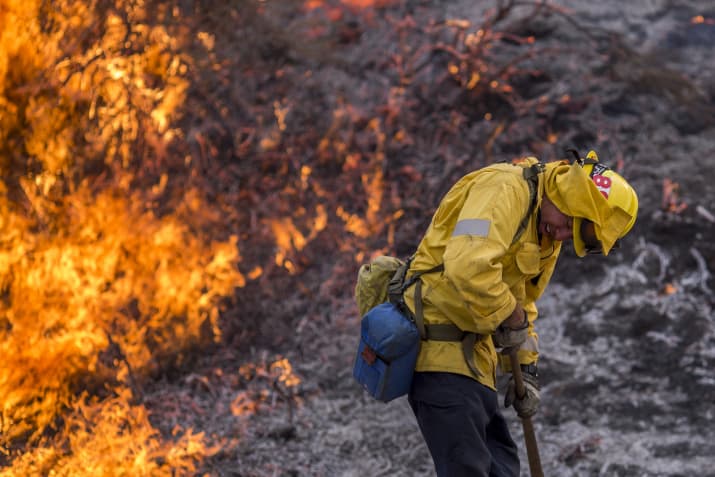 Фотография: В Лос-Анджелесе борются с сильнейшим природным пожаром в истории округа №4 - BigPicture.ru
