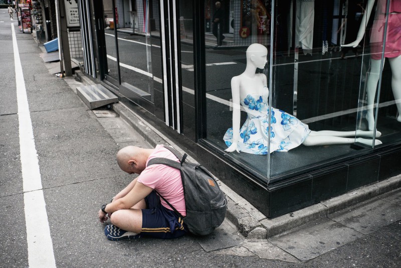 Фотография: Просто устал: почему лежащие на улицах пьяные японцы никого не смущают №5 - BigPicture.ru
