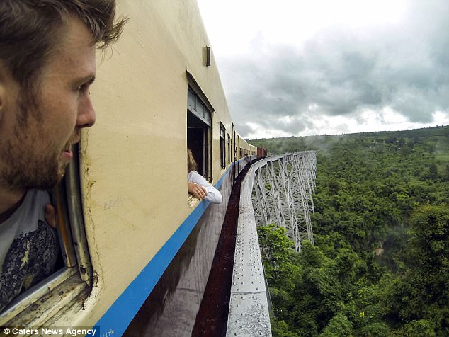 Фотография: О, счастливчик: британский турист чуть не умер на Эвересте, а в Мьянме его поезд сошел с рельсов №8 - BigPicture.ru