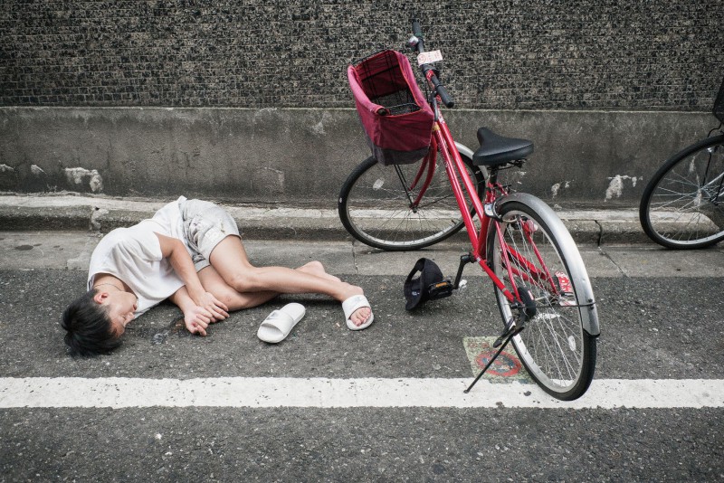 Пьяные японцы спят на городских улицах - Zefirka