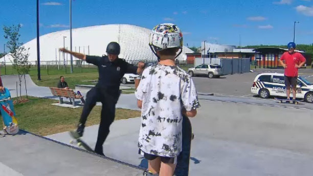 Фотография: Значок, пистолет, кобура и доска: первый в Канаде полицейский - скейтбордист №6 - BigPicture.ru