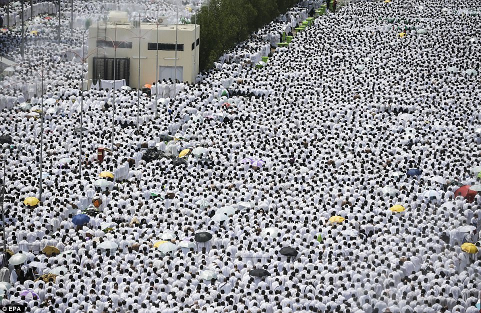 Фотография: Два миллиона мусульман собрались на горе Арафат для кульминации хаджа №6 - BigPicture.ru