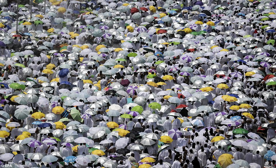 Фотография: Два миллиона мусульман собрались на горе Арафат для кульминации хаджа №7 - BigPicture.ru