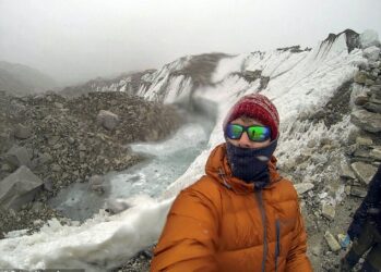О, счастливчик: британский турист чуть не умер на Эвересте, а в Мьянме его поезд сошел с рельсов