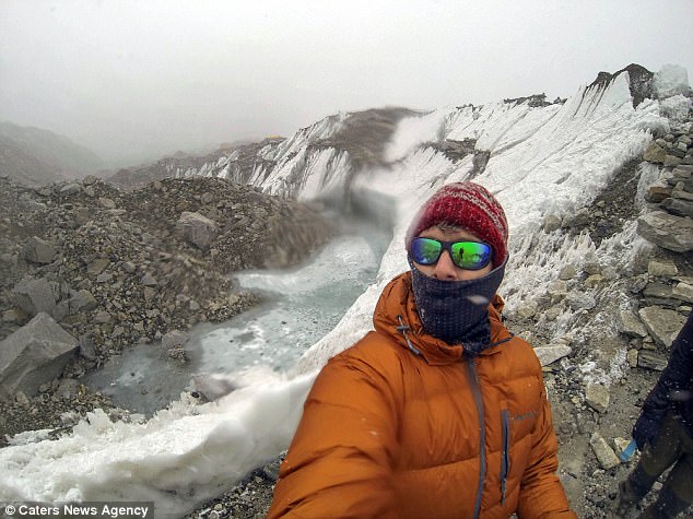 Фотография: О, счастливчик: британский турист чуть не умер на Эвересте, а в Мьянме его поезд сошел с рельсов №1 - BigPicture.ru