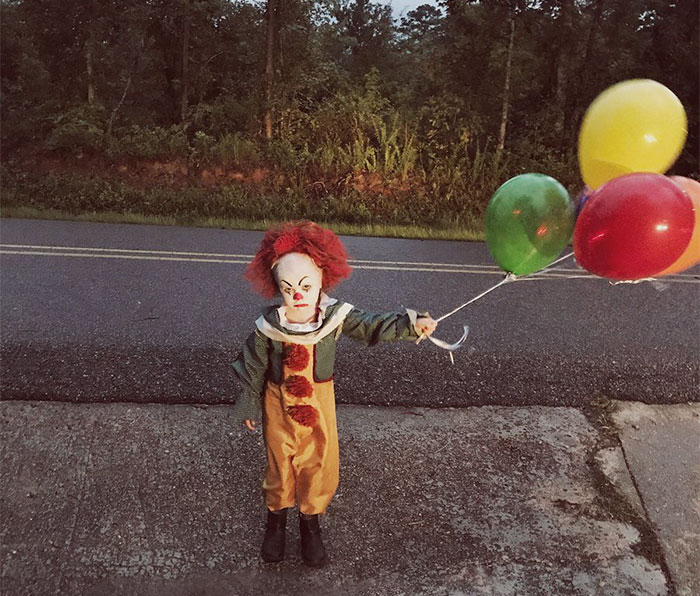 Фотография: Стивен Кинг перекрестился: трехлетний мальчик косплеит клоуна-убийцу из фильма 