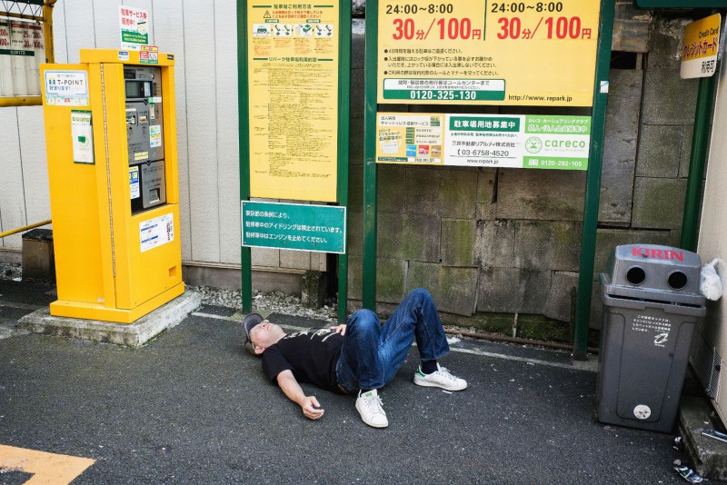 Фотография: Просто устал: почему лежащие на улицах пьяные японцы никого не смущают №9 - BigPicture.ru